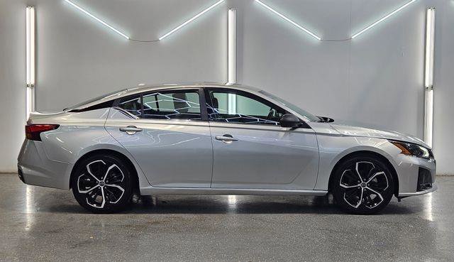 Used 2025 Nissan Altima 2.5 SR w/ SR Premium Package FWD image 3