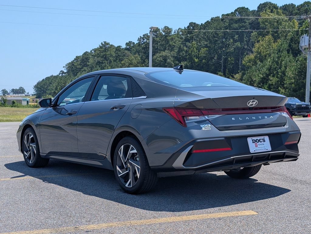 Used 2024 Hyundai Elantra SEL w/ Convenience Package FWD image 3