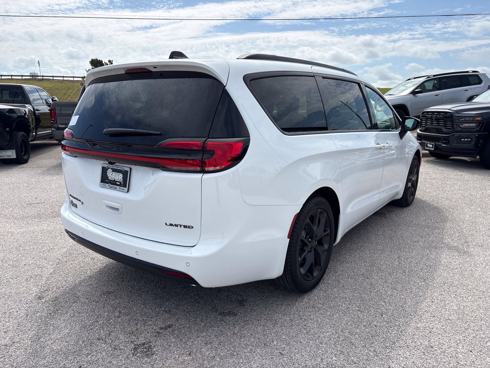 New 2027 Chrysler Pacifica Limited FWD image 6
