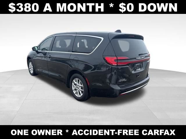 Used 2024 Chrysler Pacifica Touring-L FWD image 3