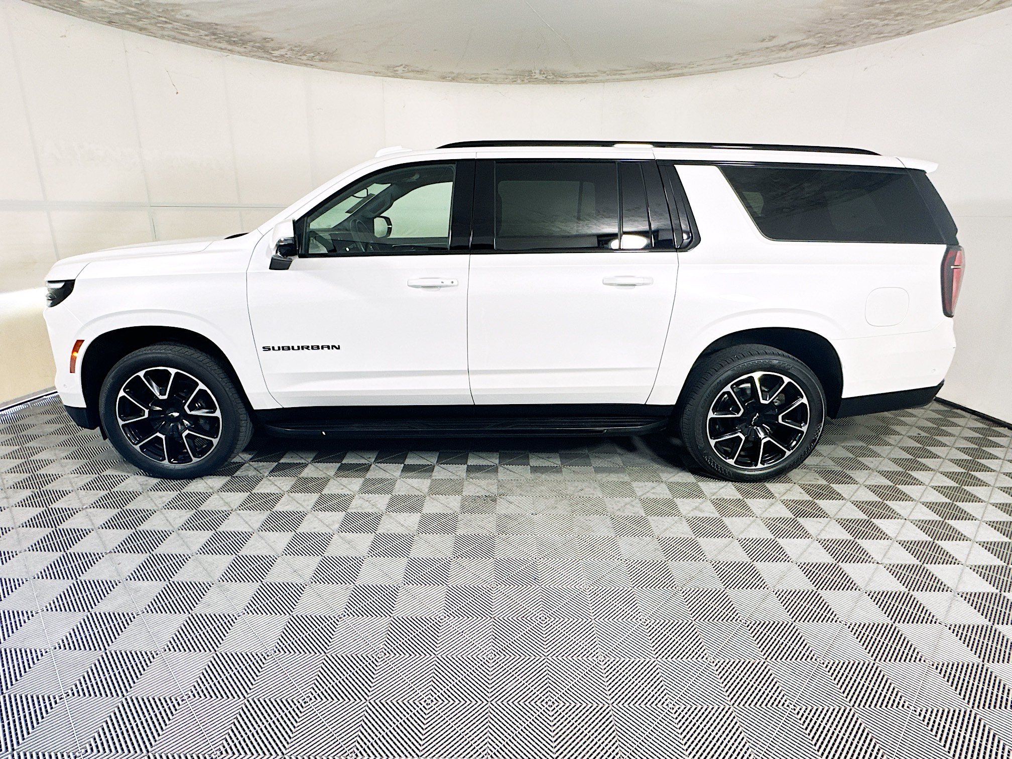 Used 2025 Chevrolet Suburban RST w/ Comfort Package RWD image 6