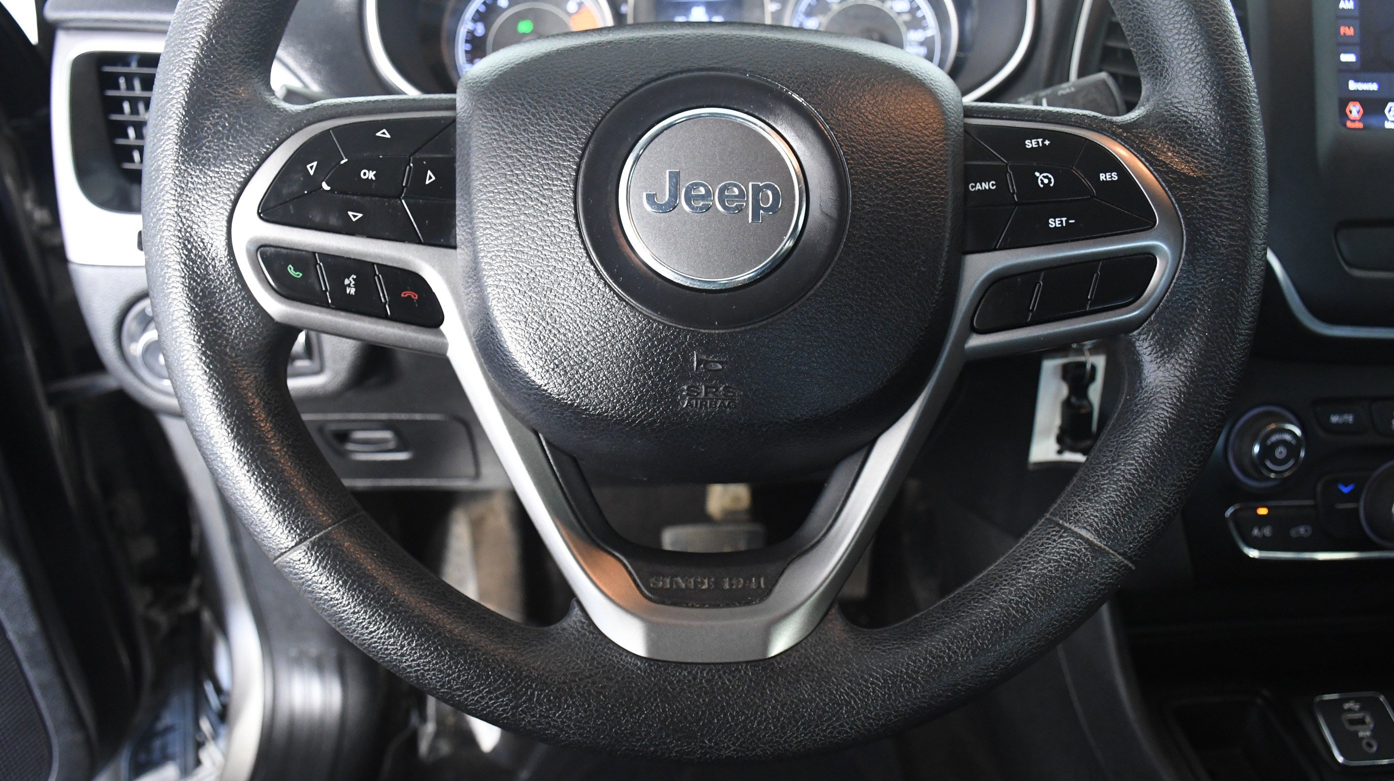 Used 2019 Jeep Cherokee Latitude w/ Popular Appearance Group image 10