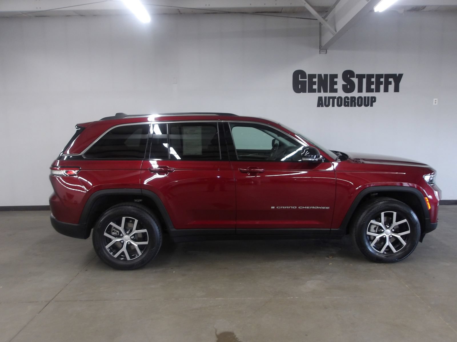 Used 2023 Jeep Grand Cherokee Limited AWD/4WD image 3