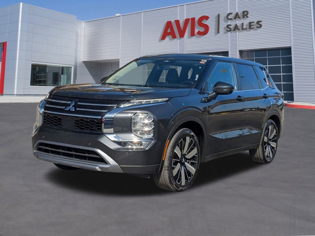 Used 2025 Mitsubishi Outlander SE image 1