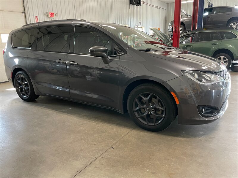 Used 2018 Chrysler Pacifica Touring-L Plus w/ Advanced Safetytec Group FWD image 6