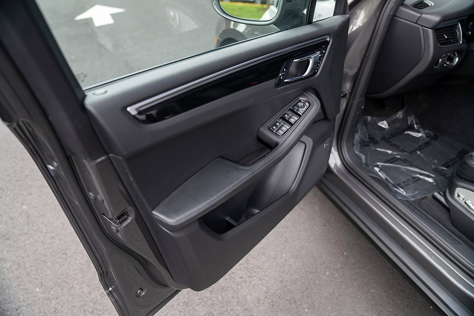 Certified 2018 Porsche Macan AWD/4WD image 16
