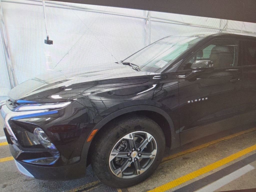 Used 2025 Chevrolet Blazer LT image 2