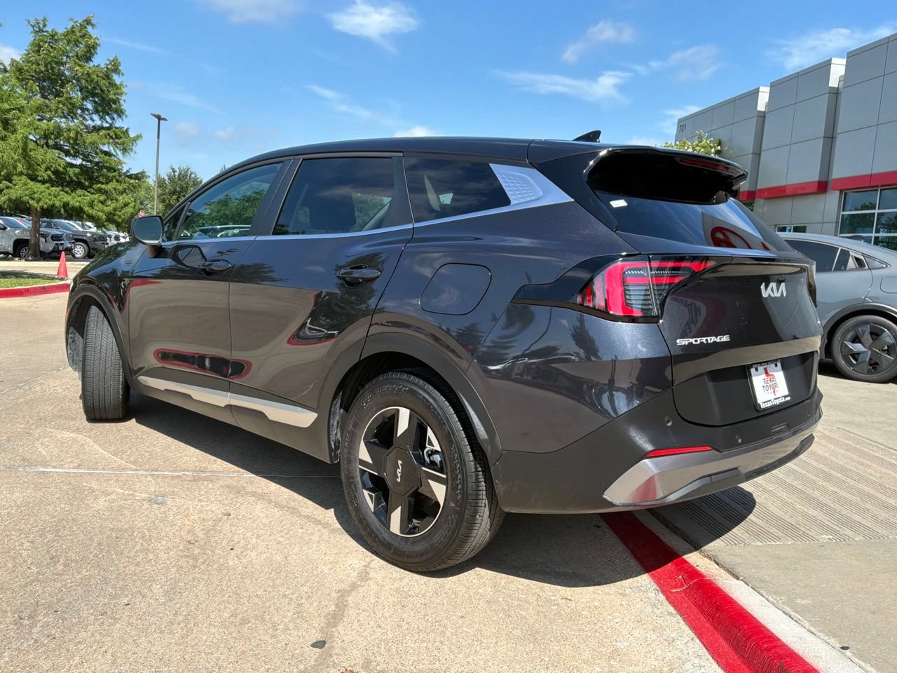 Used 2026 Kia Sportage LX FWD image 9