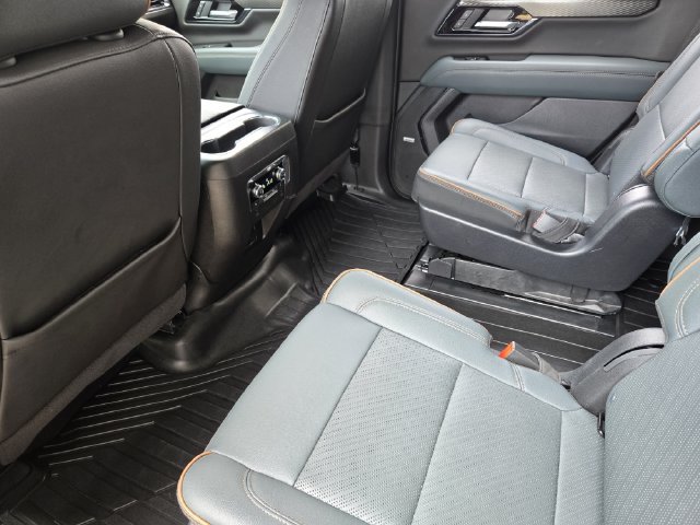 Used 2025 GMC Yukon AT4 w/ AT4 Premium Package AWD/4WD image 33