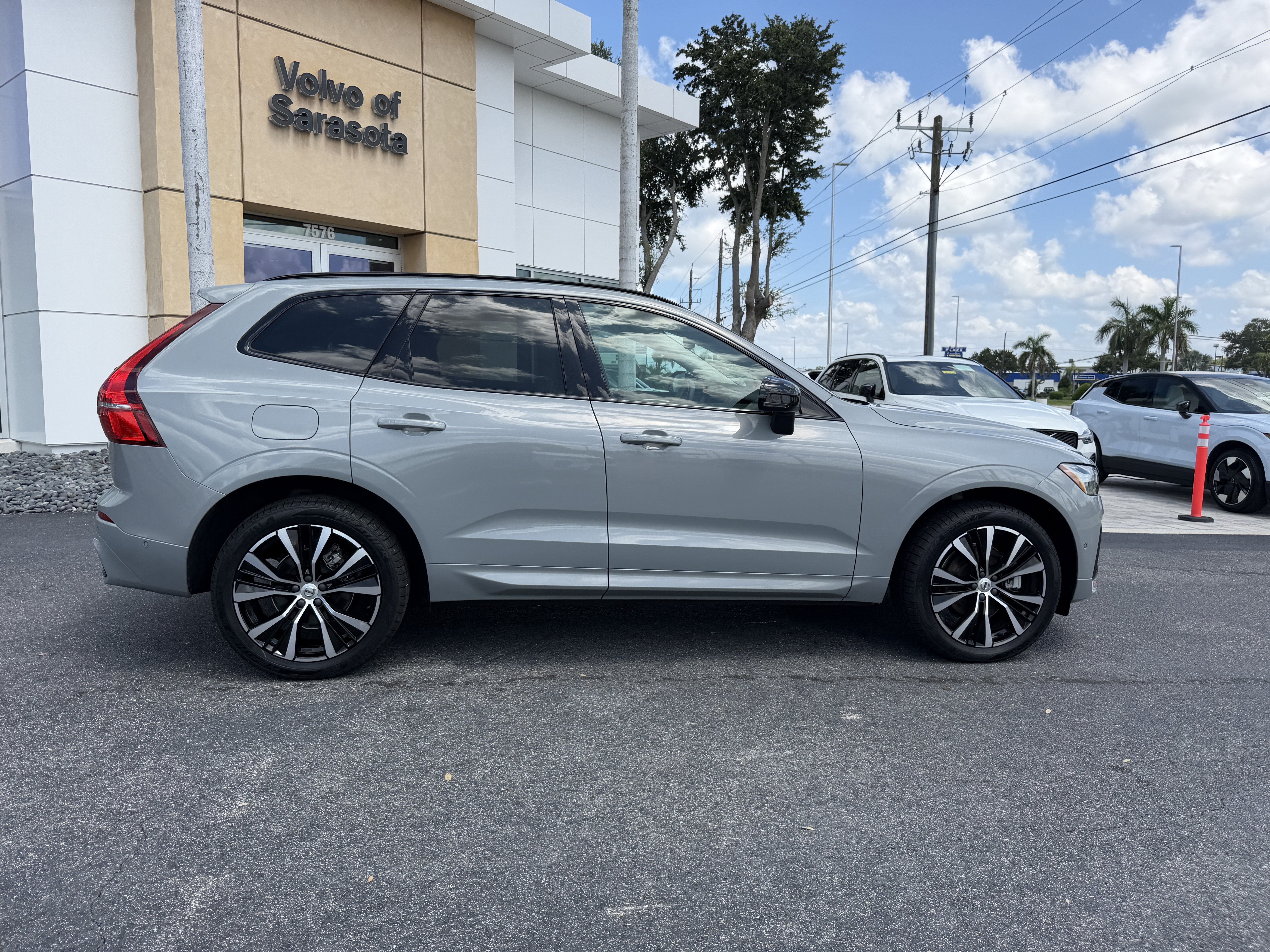 Certified 2024 Volvo XC60 B5 Plus w/ Protection Package Premier AWD/4WD image 2