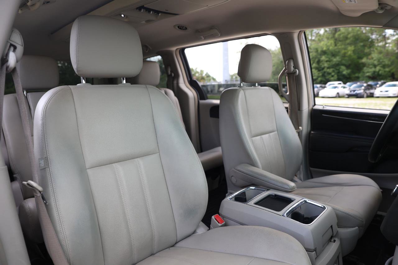 Used 2013 Chrysler Town & Country Touring FWD image 16