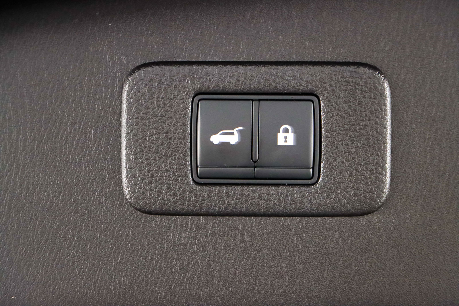 Used 2022 Nissan Armada SL w/ Captain's Chairs Package image 33