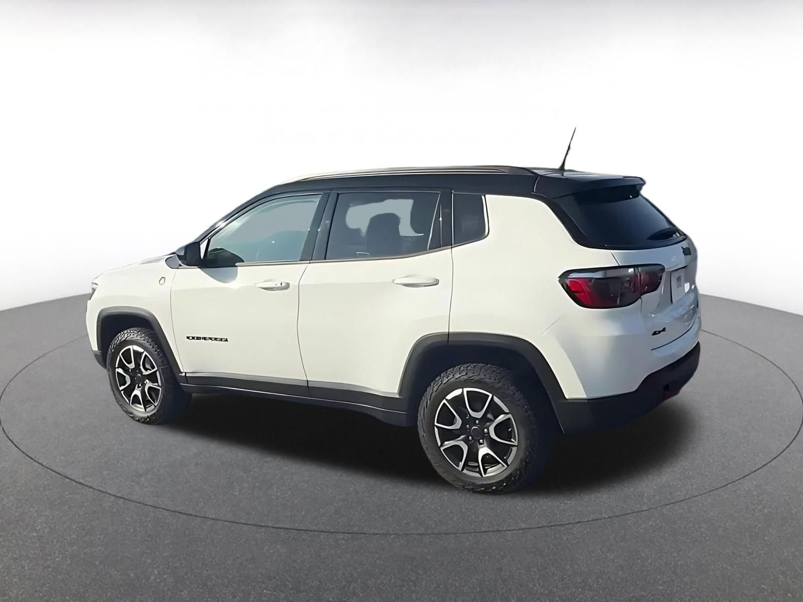 Used 2025 Jeep Compass Trailhawk image 8