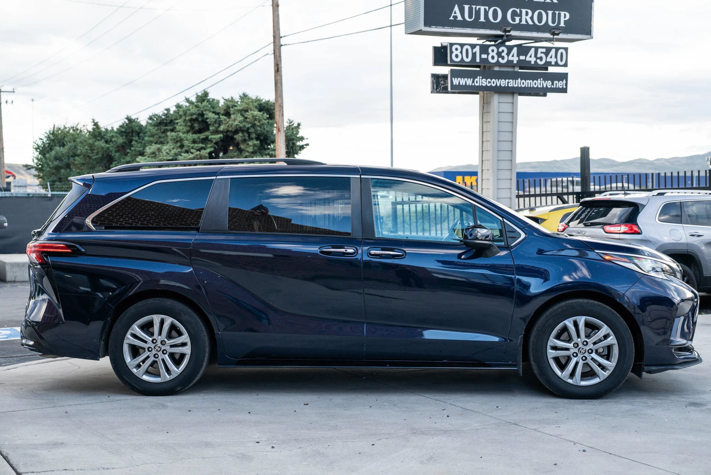 Used 2021 Toyota Sienna XSE AWD/4WD image 11