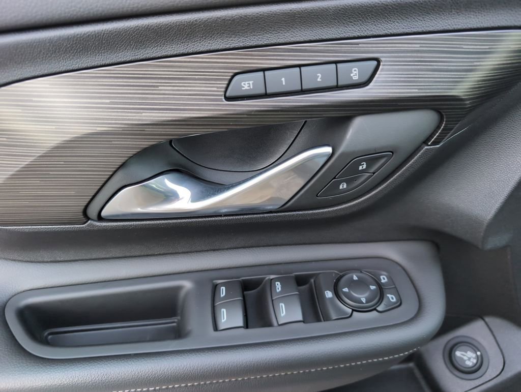 Used 2024 GMC Terrain SLT w/ Infotainment Package II image 18