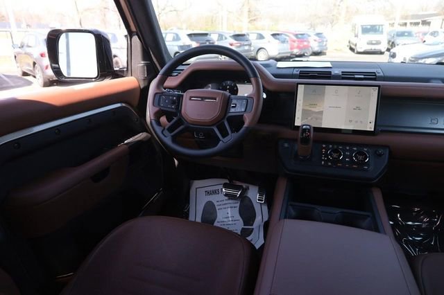 Used 2025 Land Rover Defender 110 image 28