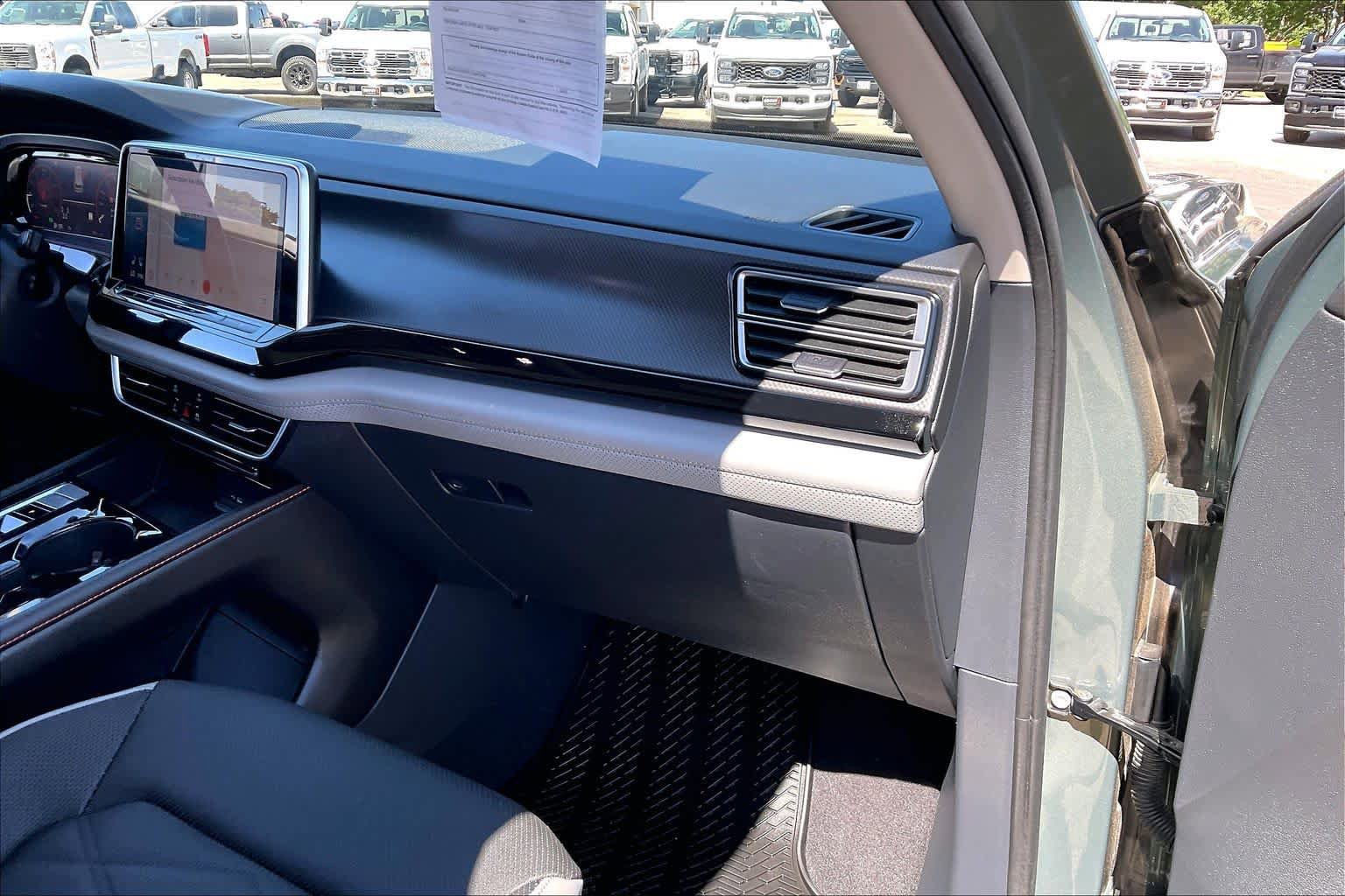 Used 2024 Volkswagen Atlas Peak Edition SEL AWD/4WD image 19