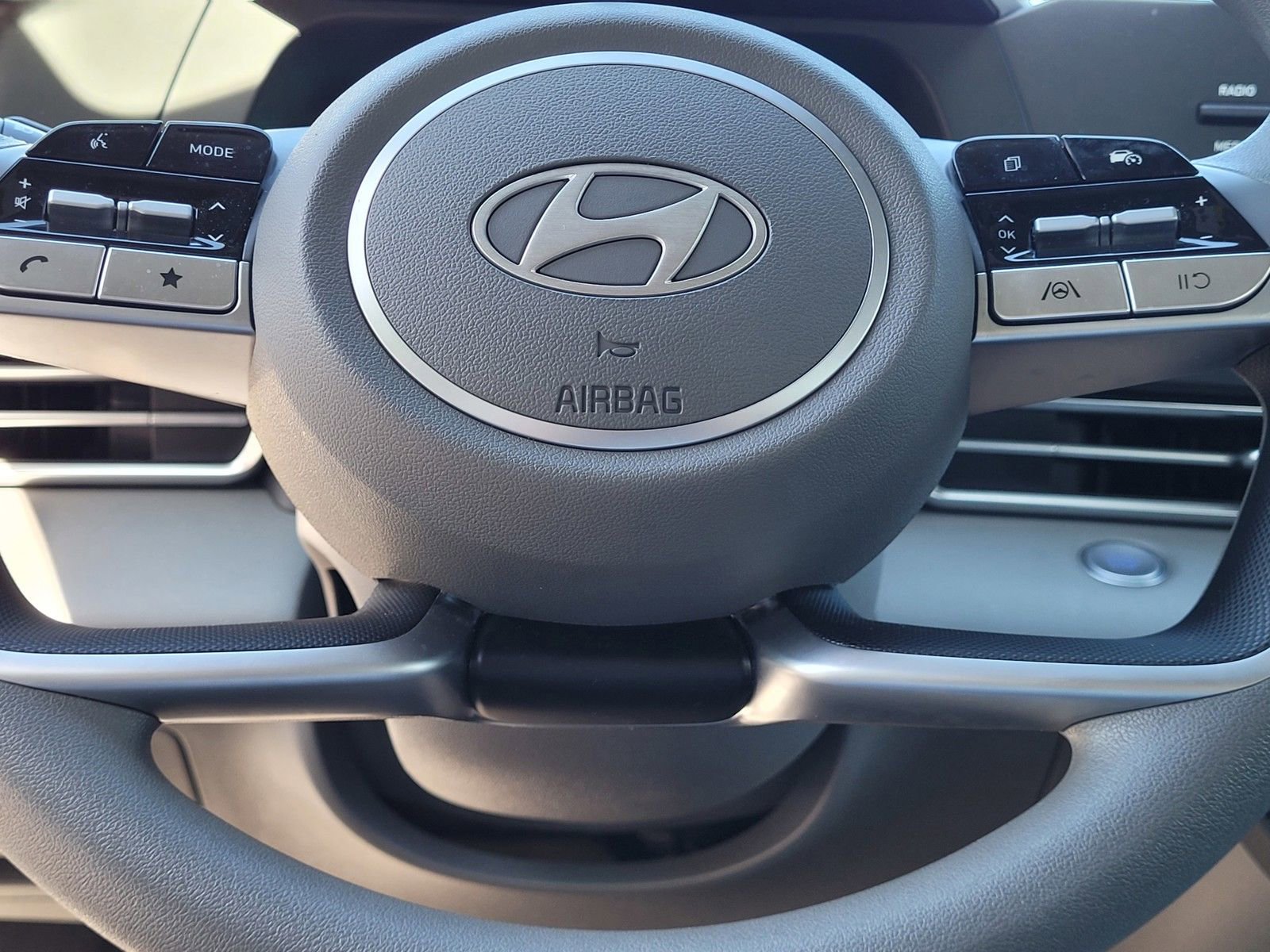 Used 2025 Hyundai Elantra Blue image 32