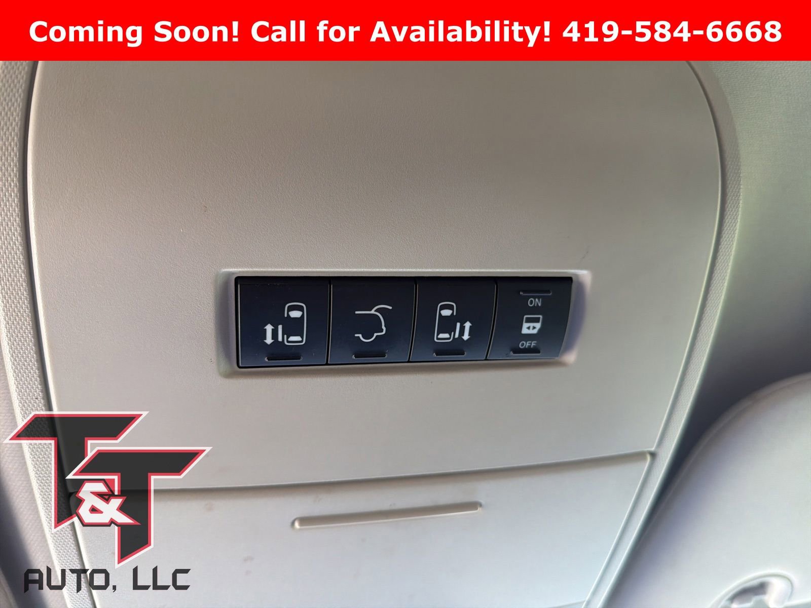Used 2015 Chrysler Town & Country Touring image 10