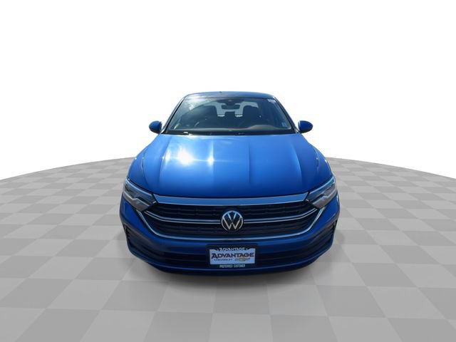 Used 2024 Volkswagen Jetta SE FWD image 3