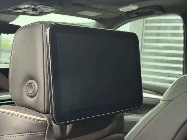 Used 2025 Cadillac Escalade ESV V AWD/4WD image 16