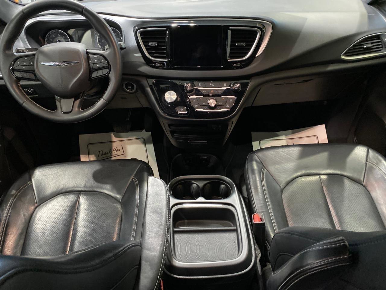 Used 2018 Chrysler Pacifica Touring-L w/ Premium Audio Group FWD image 18