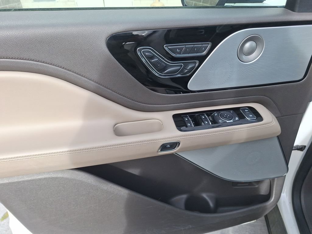 Used 2020 Lincoln Aviator Reserve w/ Equipment Group 202A image 13