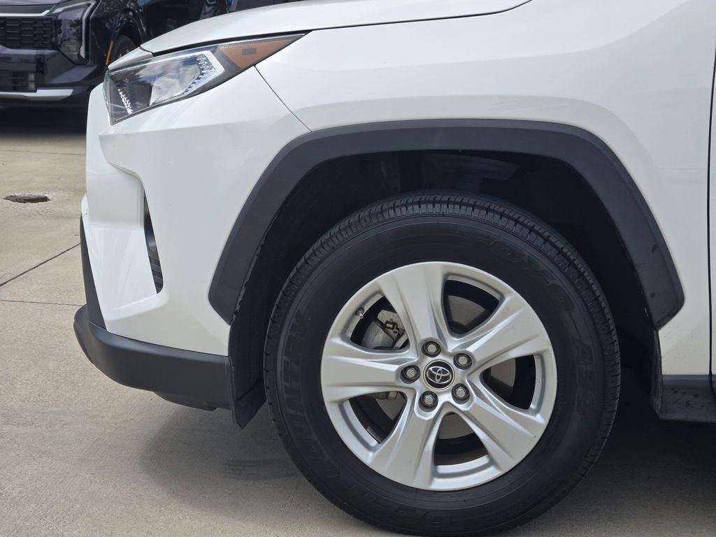 Used 2019 Toyota RAV4 XLE w/ Convenience Package FWD image 14