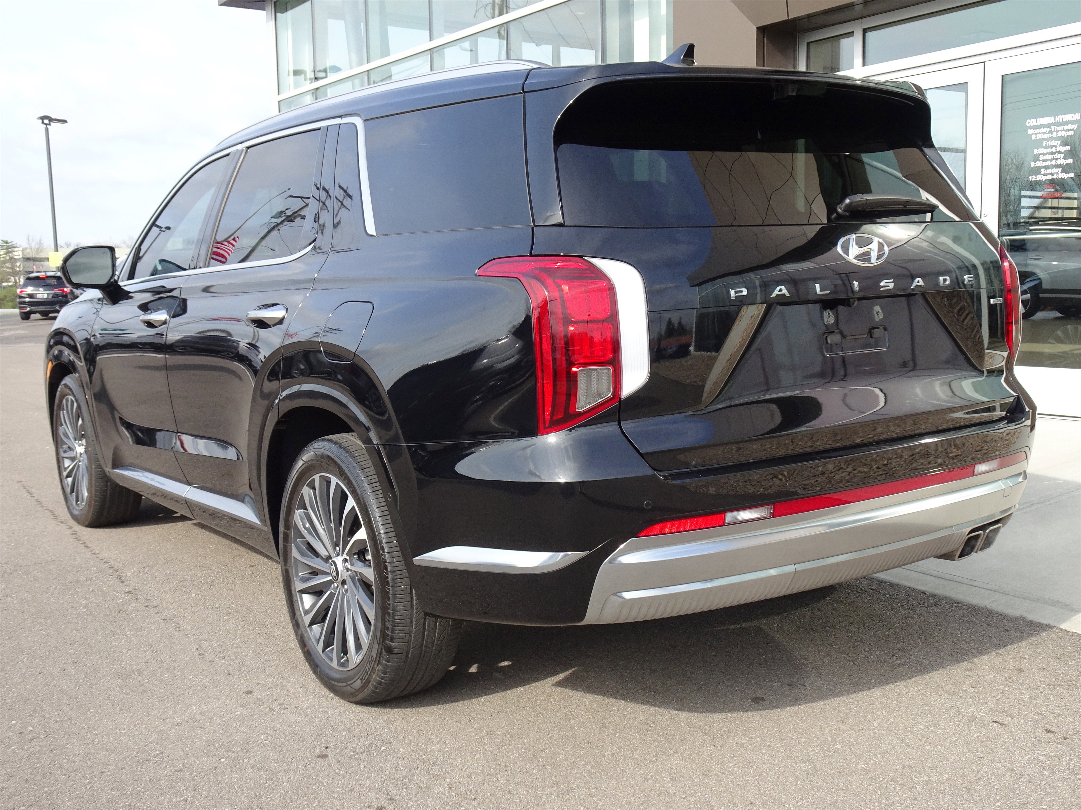 Used 2024 Hyundai Palisade Calligraphy image 3