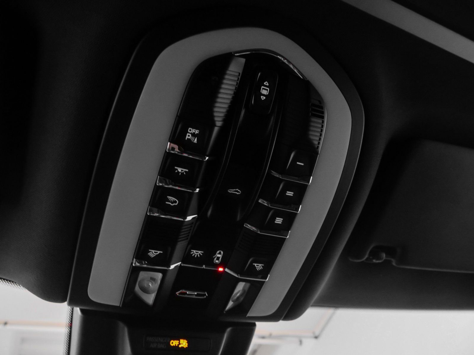 Certified 2025 Porsche Macan AWD/4WD image 36