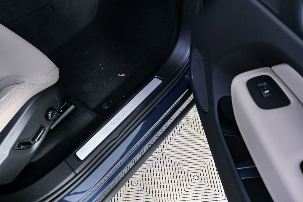 New 2026 Volvo XC60 T8 Core w/ Climate Package PRO image 23