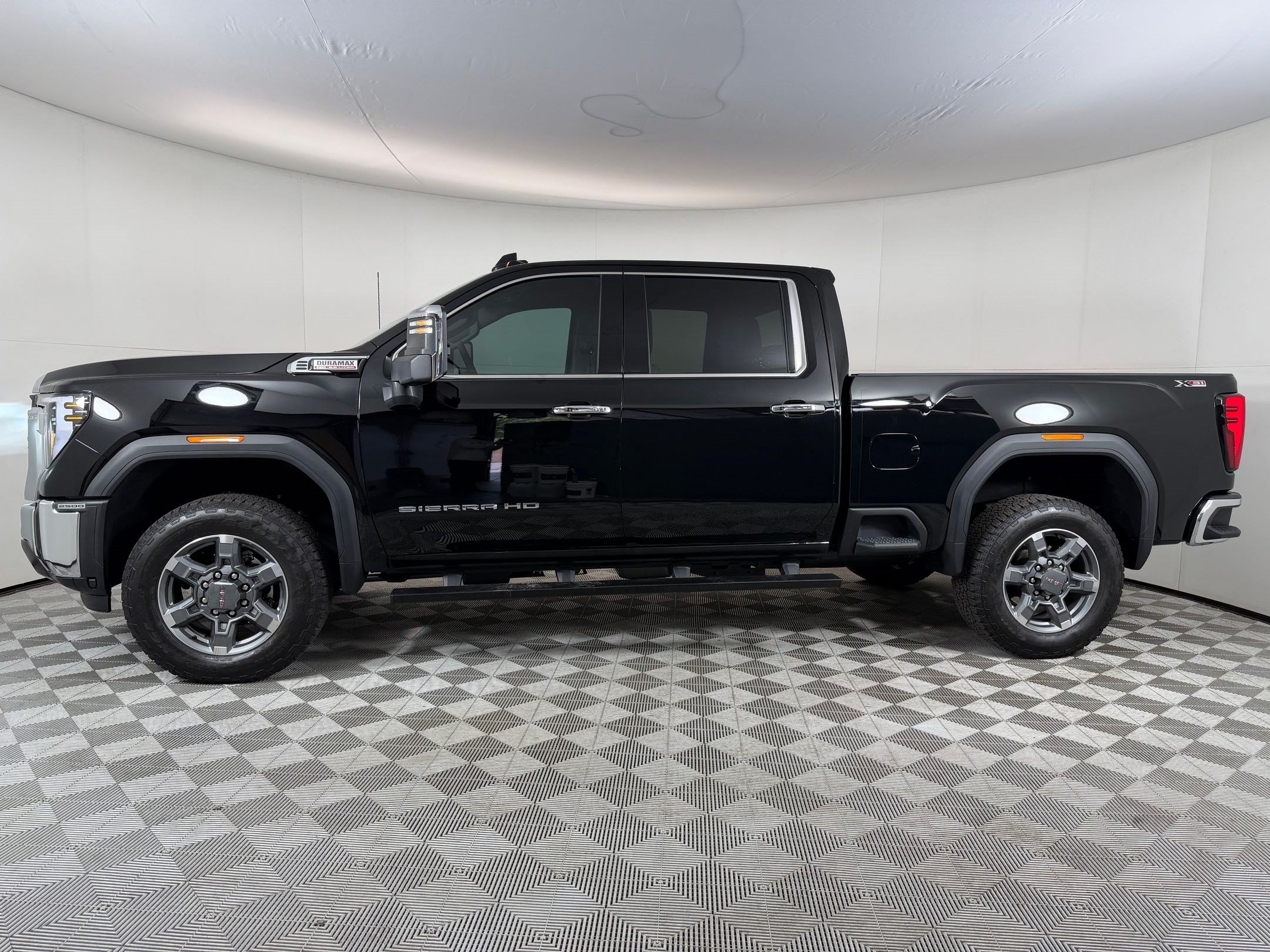Used 2026 GMC Sierra 2500 SLT w/ SLT Convenience Package AWD/4WD image 2