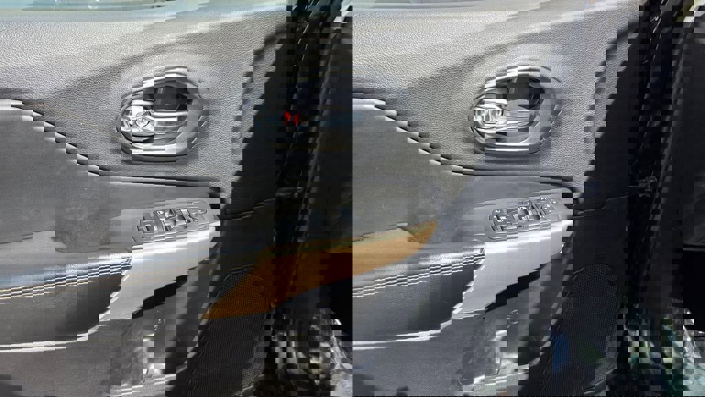 Used 2018 Jeep Cherokee Limited image 11