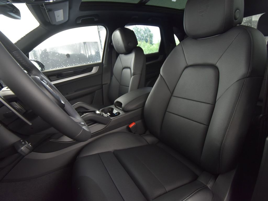Used 2025 Porsche Cayenne image 5