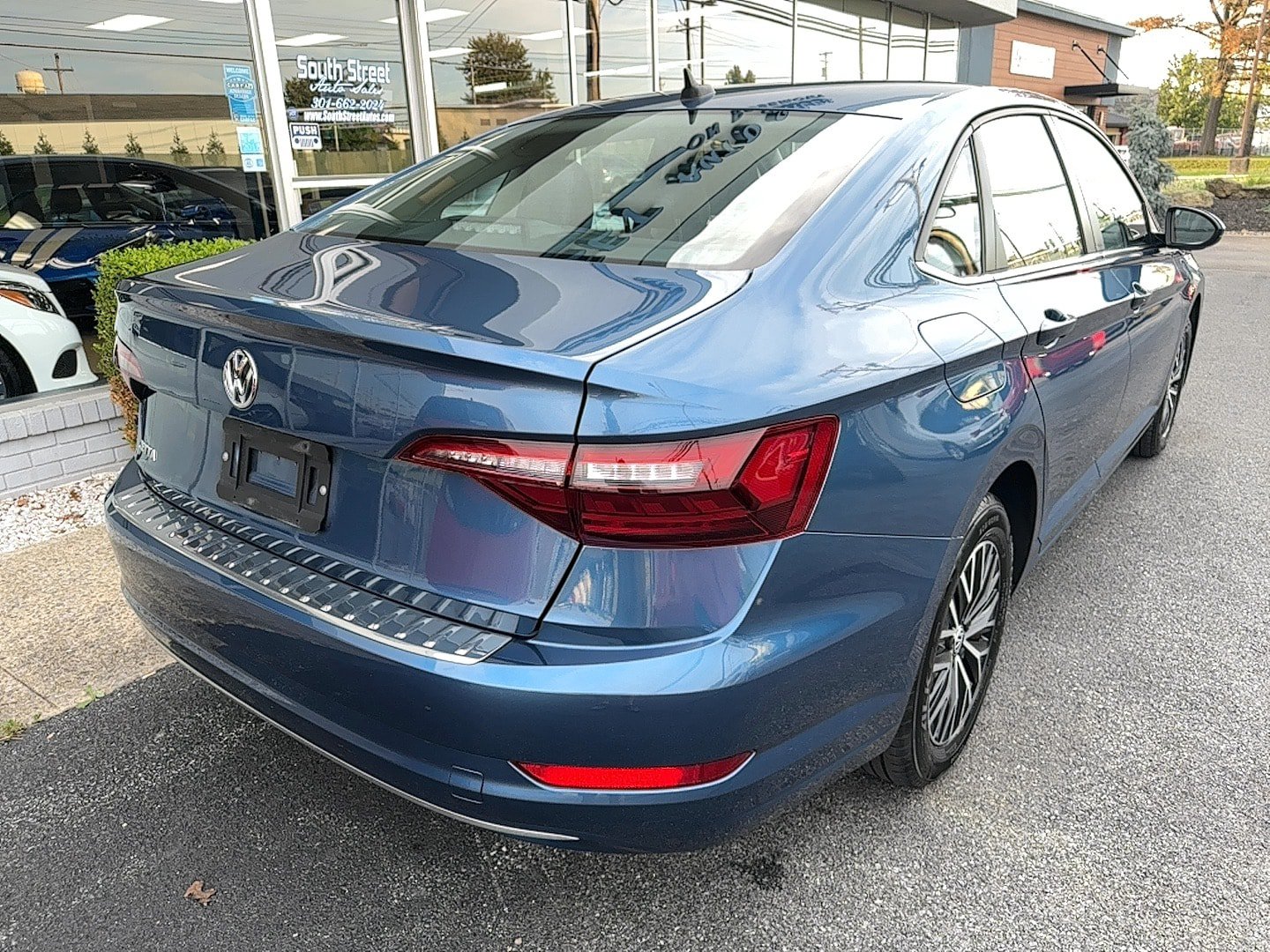 Used 2021 Volkswagen Jetta SE w/ SE Cold Weather Package FWD image 3