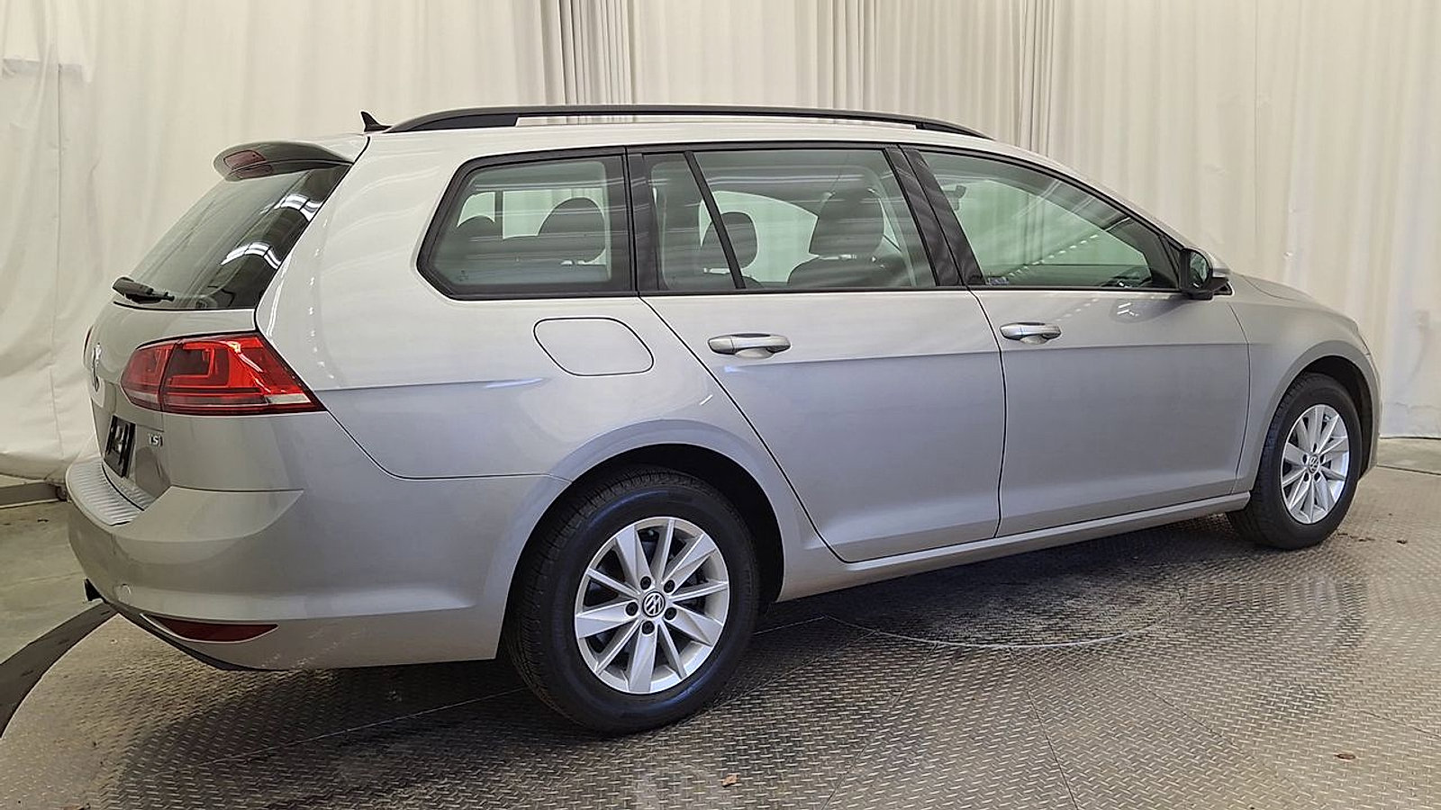 Used 2016 Volkswagen Golf S image 3