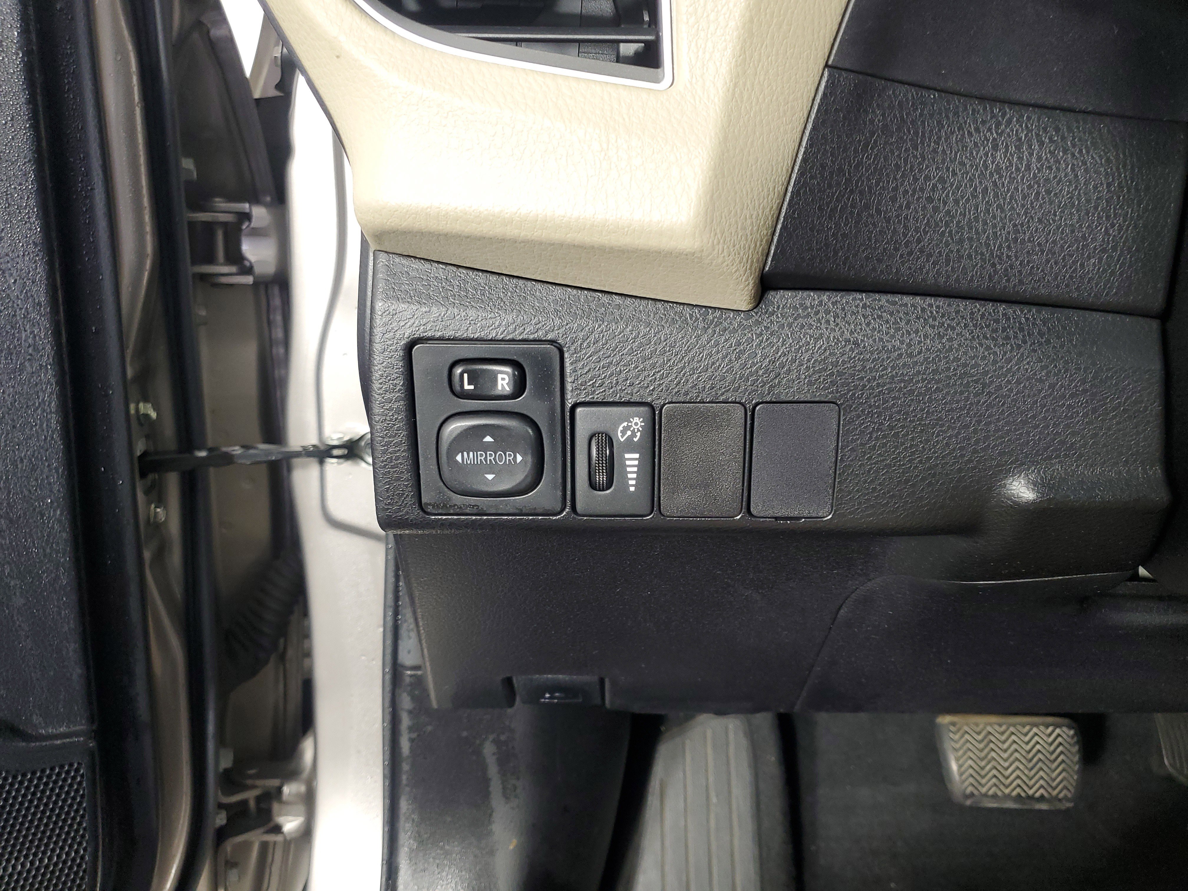 Used 2014 Toyota Corolla LE image 23