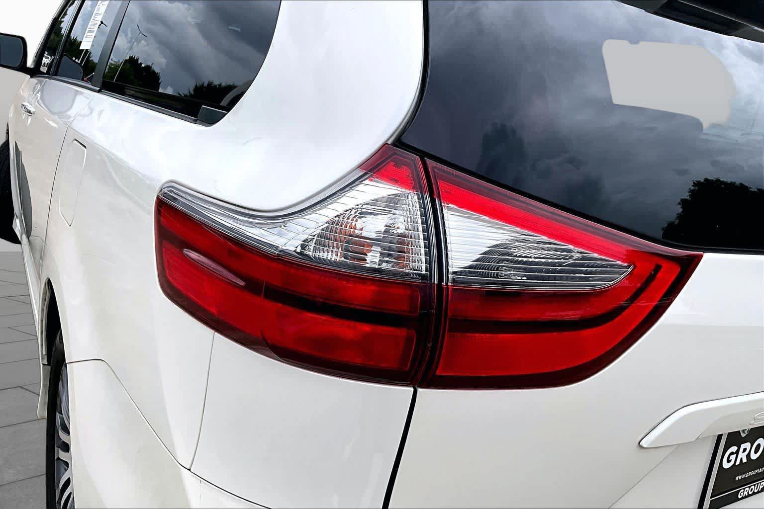 Used 2020 Toyota Sienna XLE Premium FWD image 27