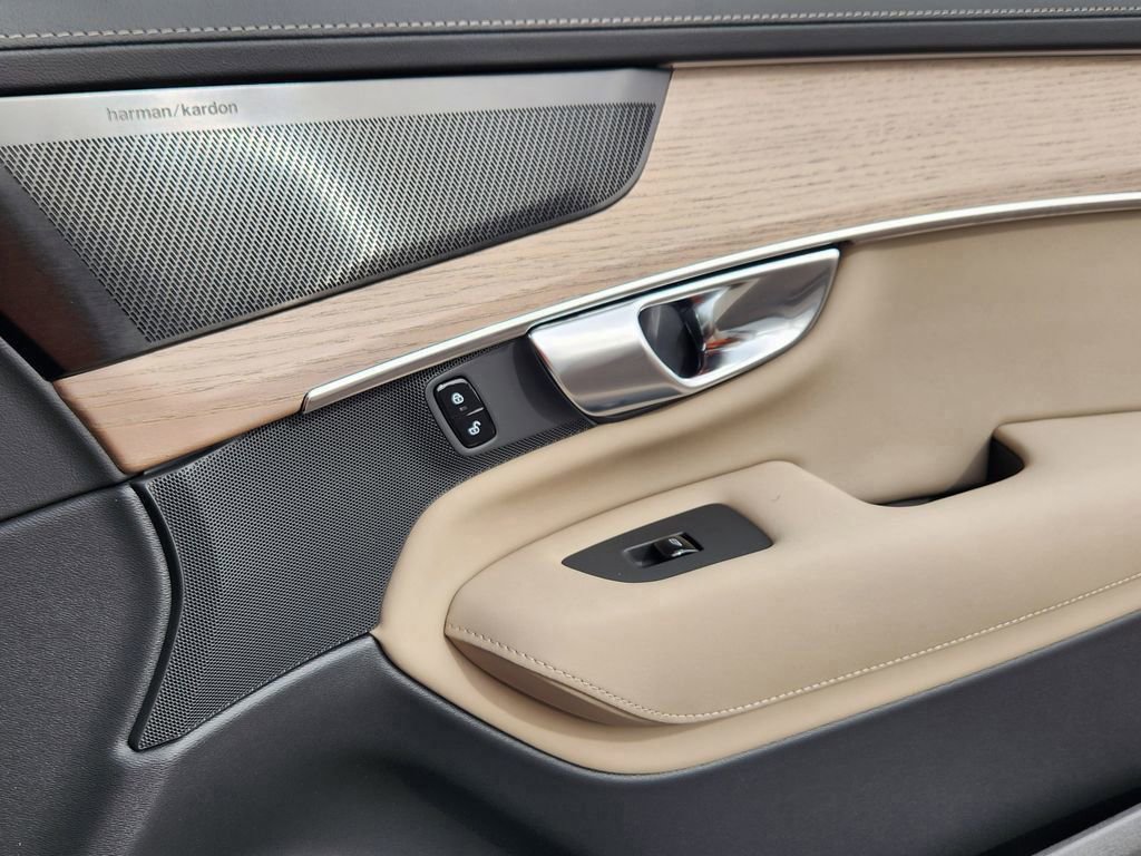 New 2026 Volvo XC90 B6 Plus w/ Protection Package Premier image 21