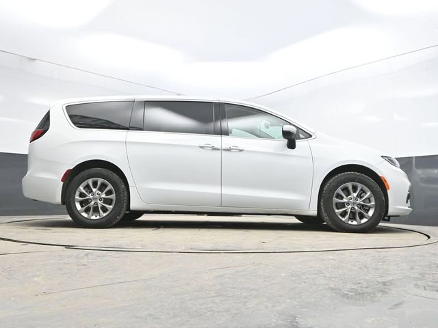 Used 2023 Chrysler Pacifica Touring-L image 35