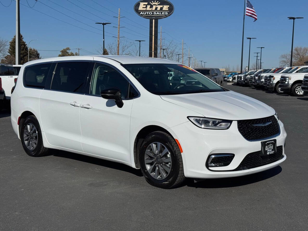 Used 2024 Chrysler Pacifica Limited image 3