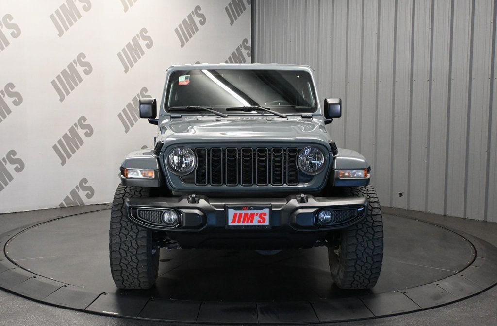 Used 2024 Jeep Gladiator Sport AWD/4WD image 2