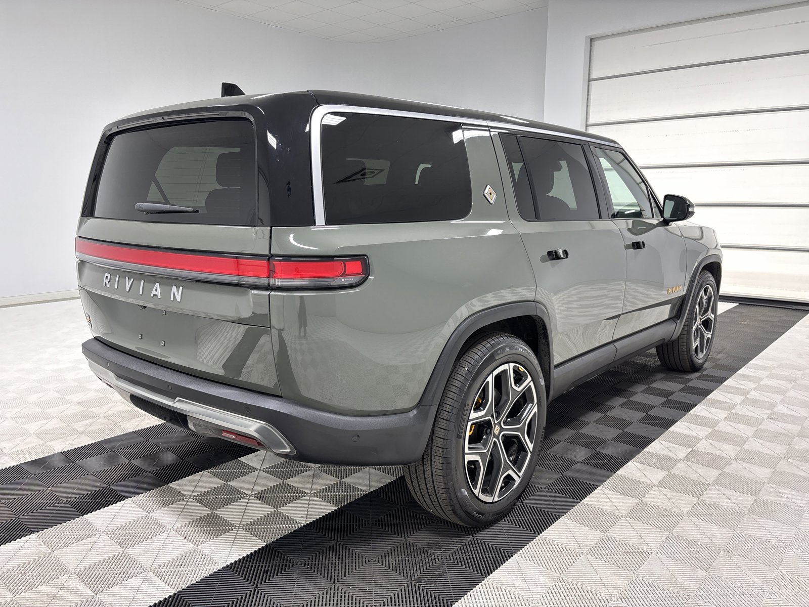 Used 2022 Rivian R1S Launch Edition image 5