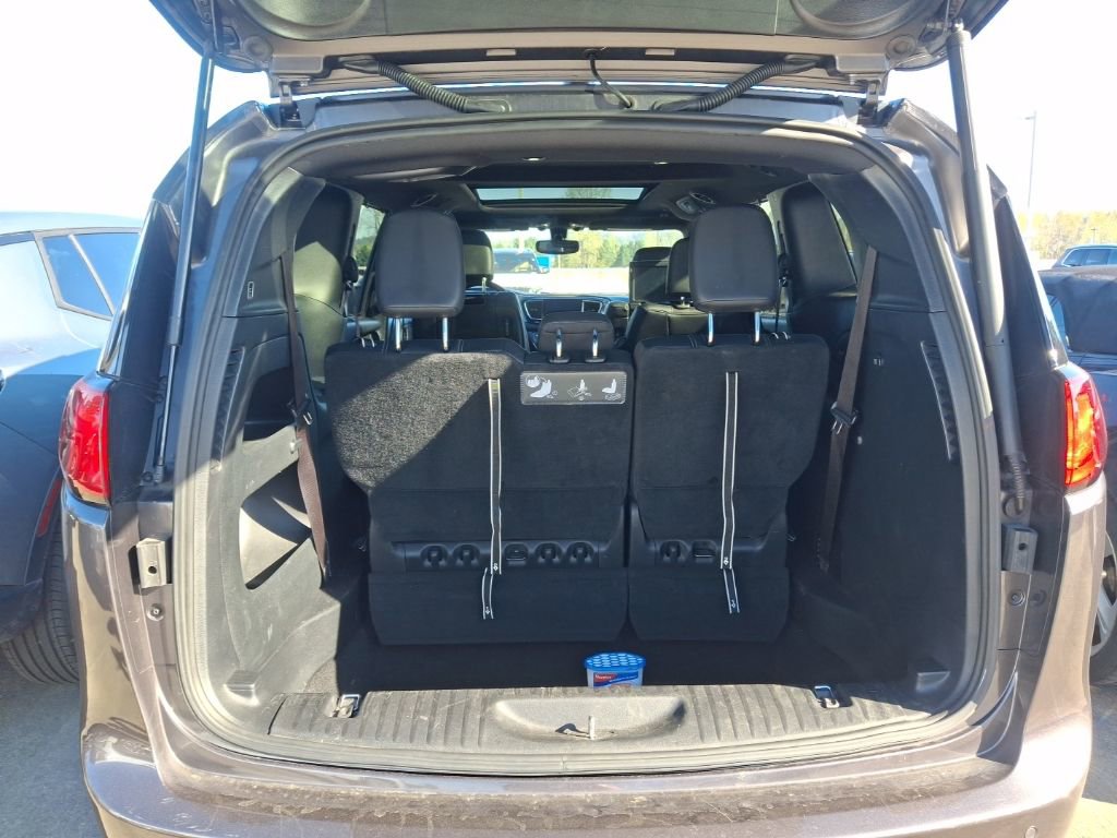 Used 2019 Chrysler Pacifica Touring-L Plus w/ S Appearance Package image 9