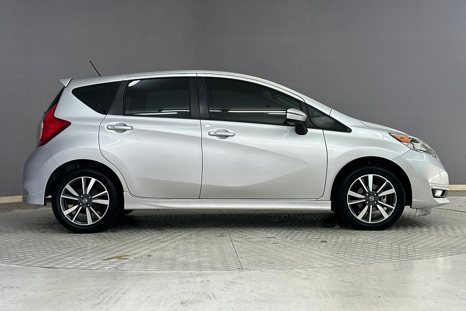 Used 2018 Nissan Versa Note SR image 7