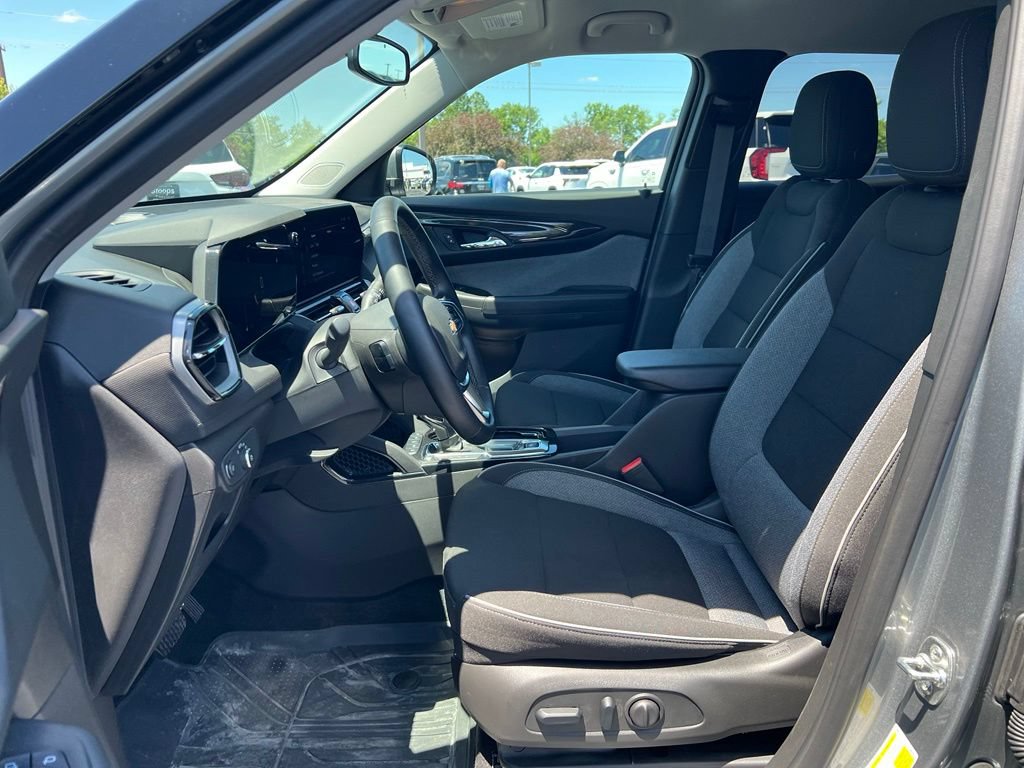 Used 2025 Chevrolet TrailBlazer LT w/ Convenience Package FWD image 8