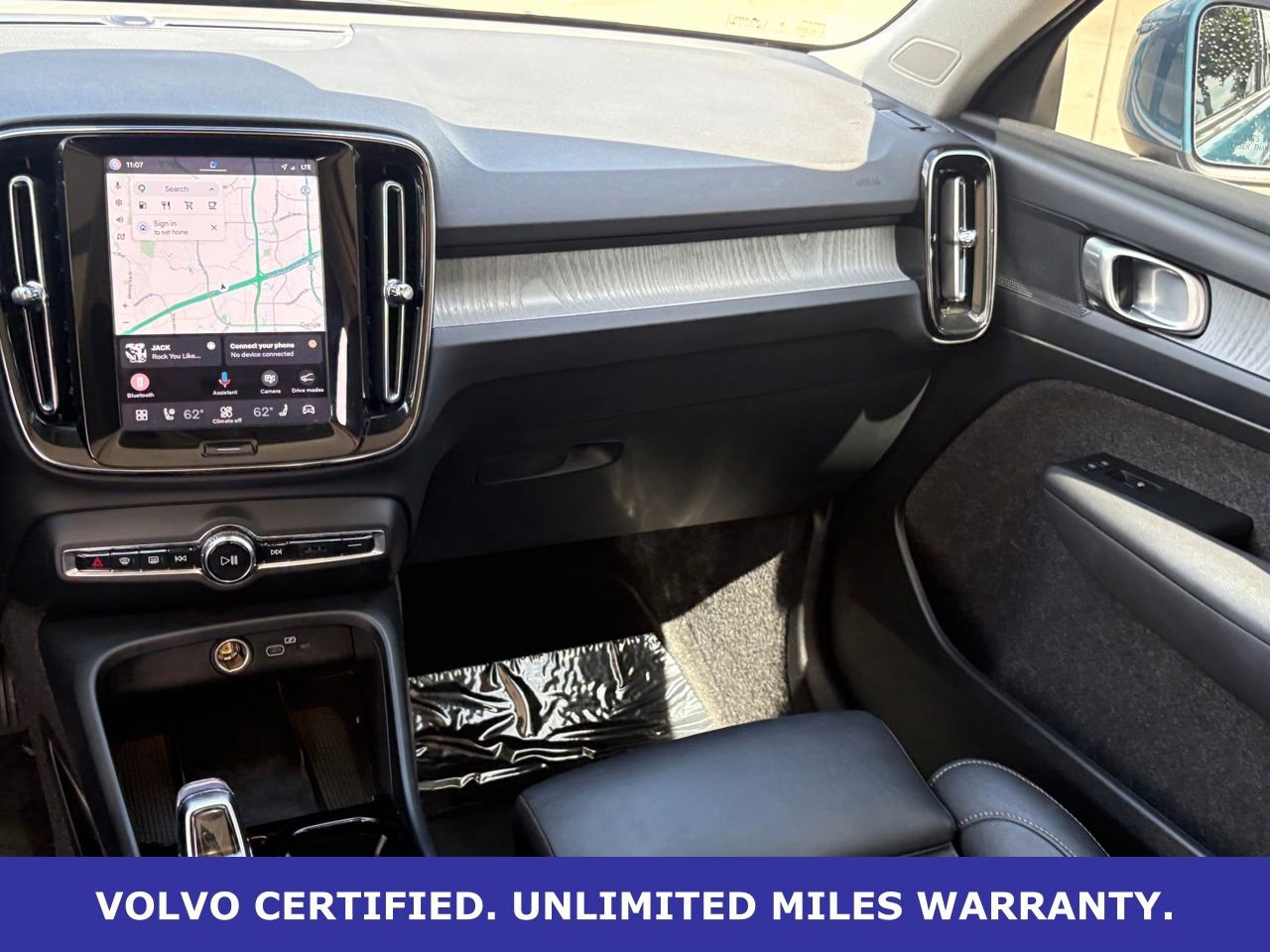 Certified 2025 Volvo XC40 B5 Plus AWD/4WD image 15