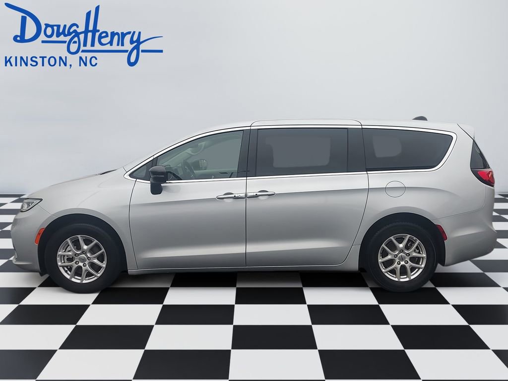 Used 2024 Chrysler Pacifica Touring-L FWD image 2