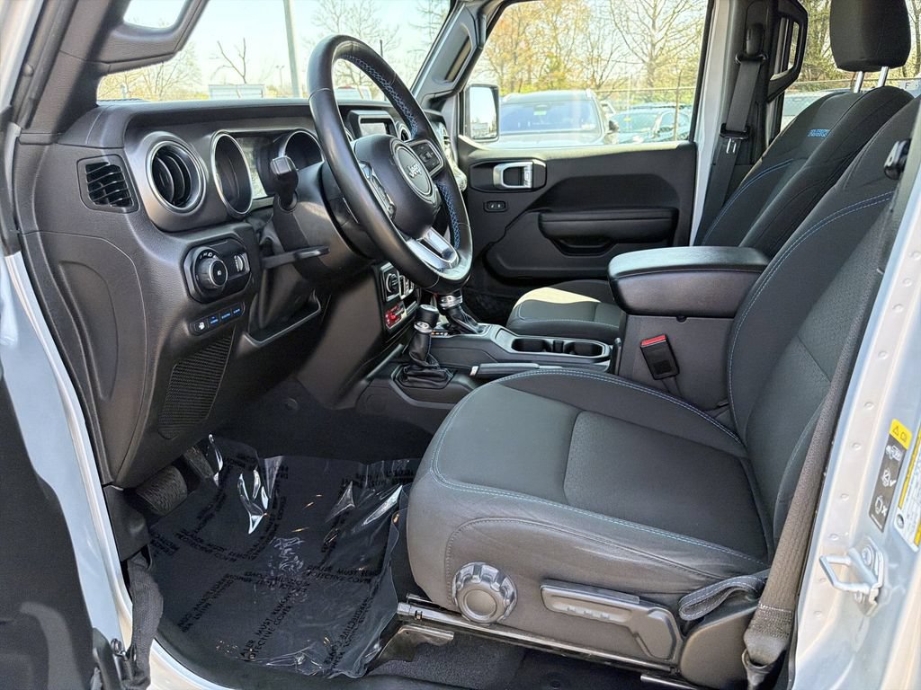 Used 2023 Jeep Wrangler Unlimited Rubicon 4xe w/ Cold Weather Group AWD/4WD image 15