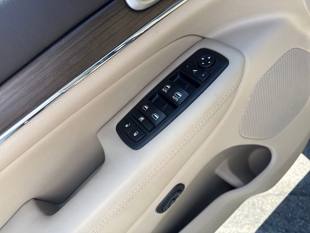 Used 2018 Jeep Grand Cherokee Overland AWD/4WD image 12